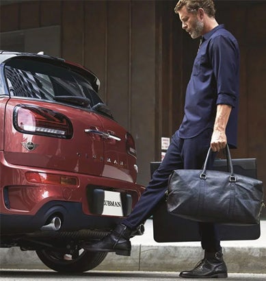 A 2O22 MINI Clubman owner using the foot-wave technology to open the car.